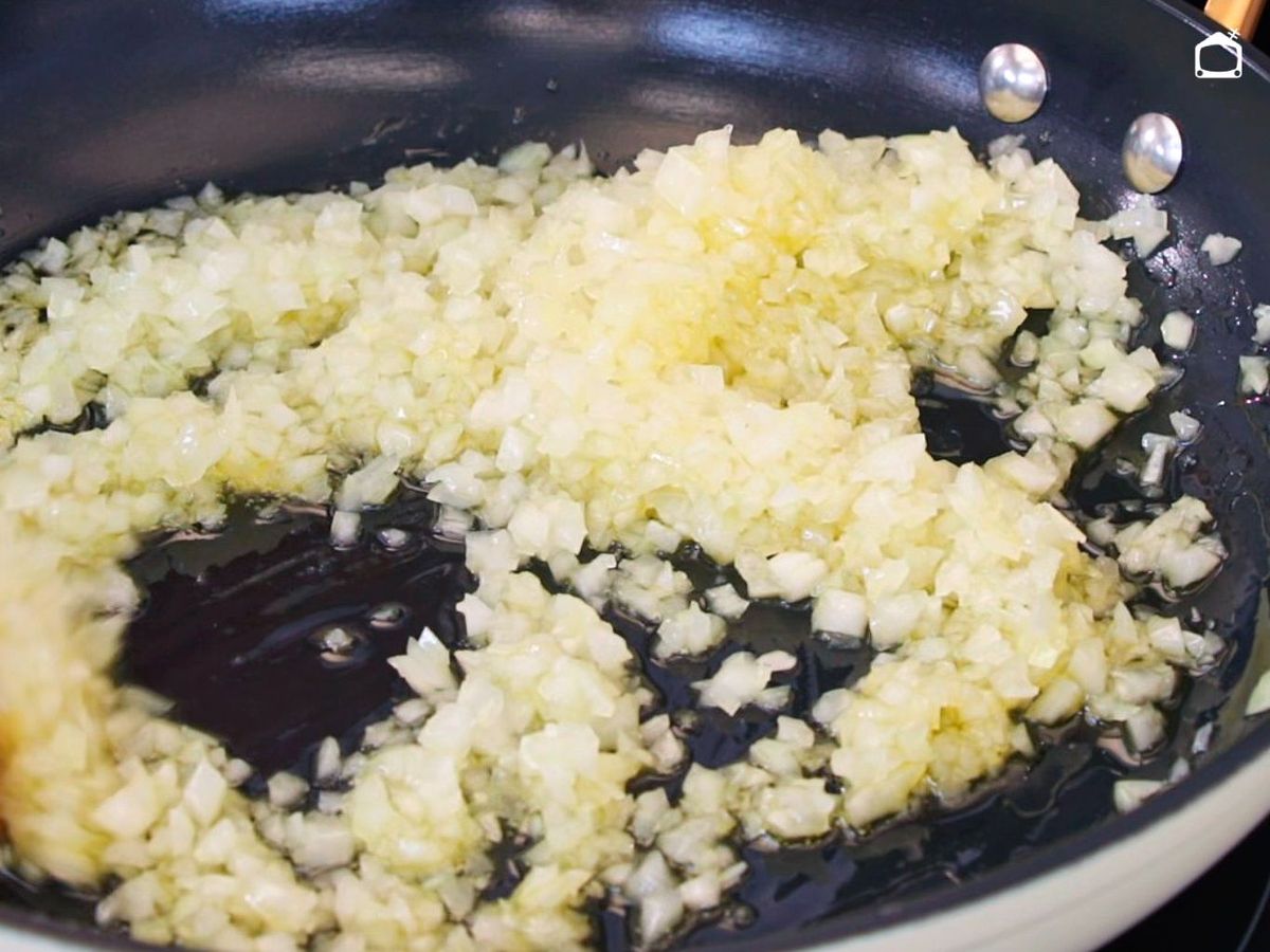 Pochar cebolla para el falso risotto de setas
