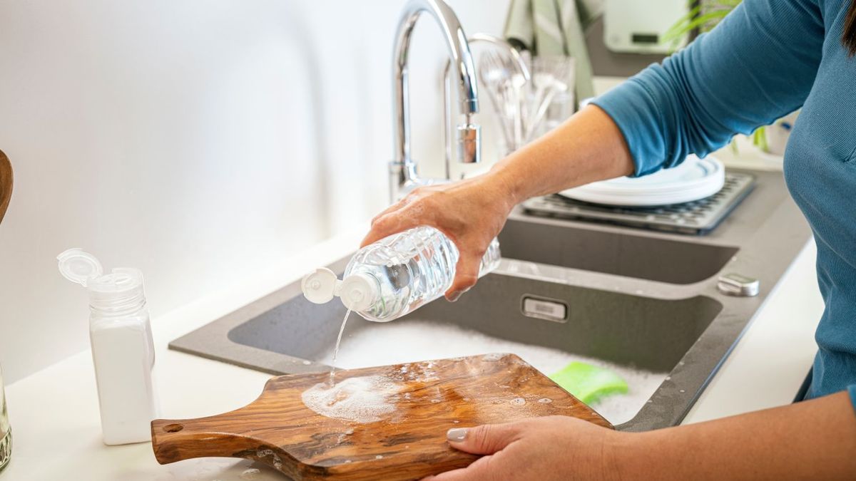 Limpiar con vinagre la tabla de cortar