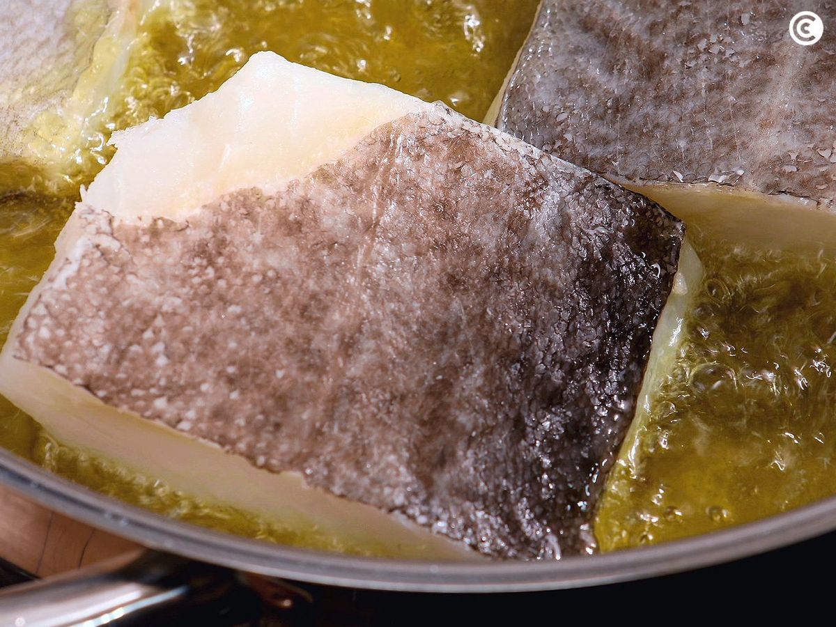 Dejar que el bacalao suelte su gelatina natural para emulsionar la salsa pil pil