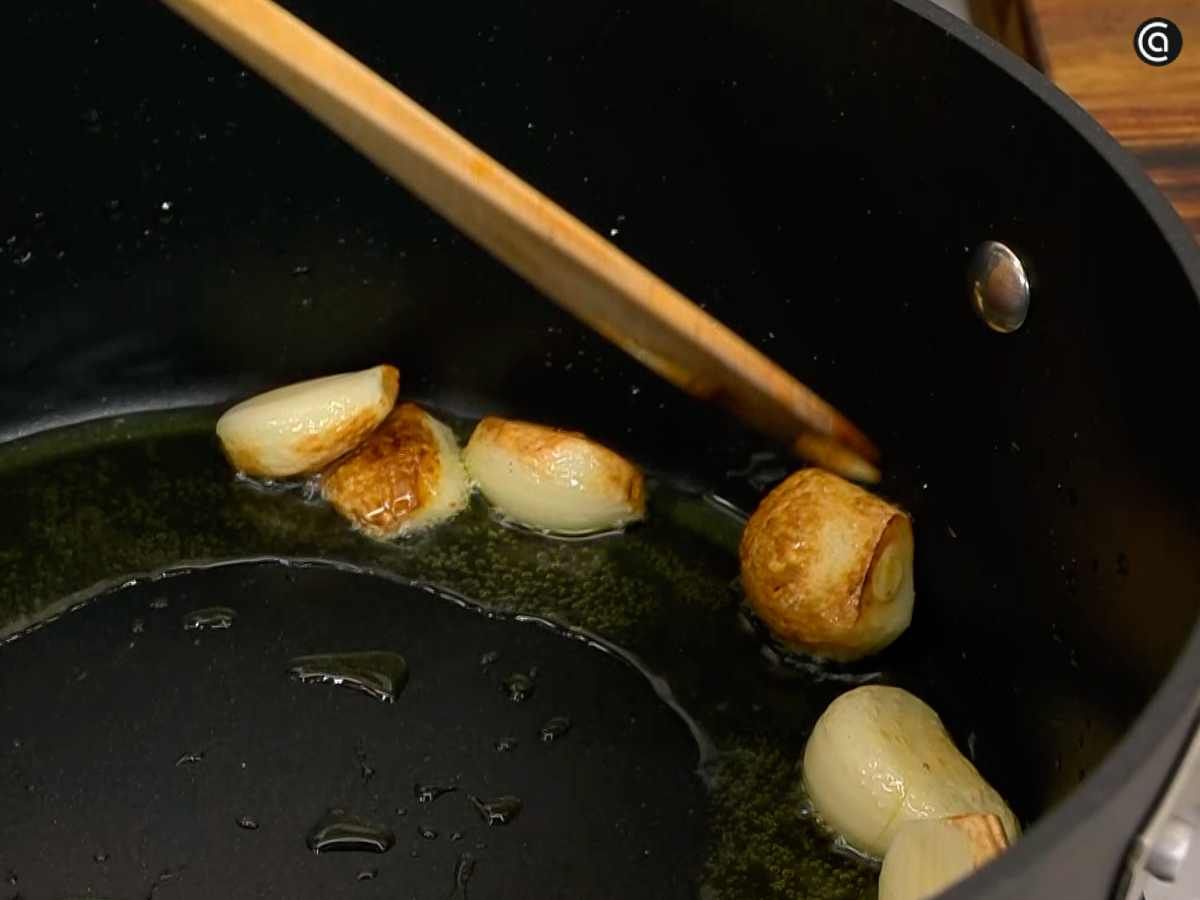 Dora los ajos en el aceite