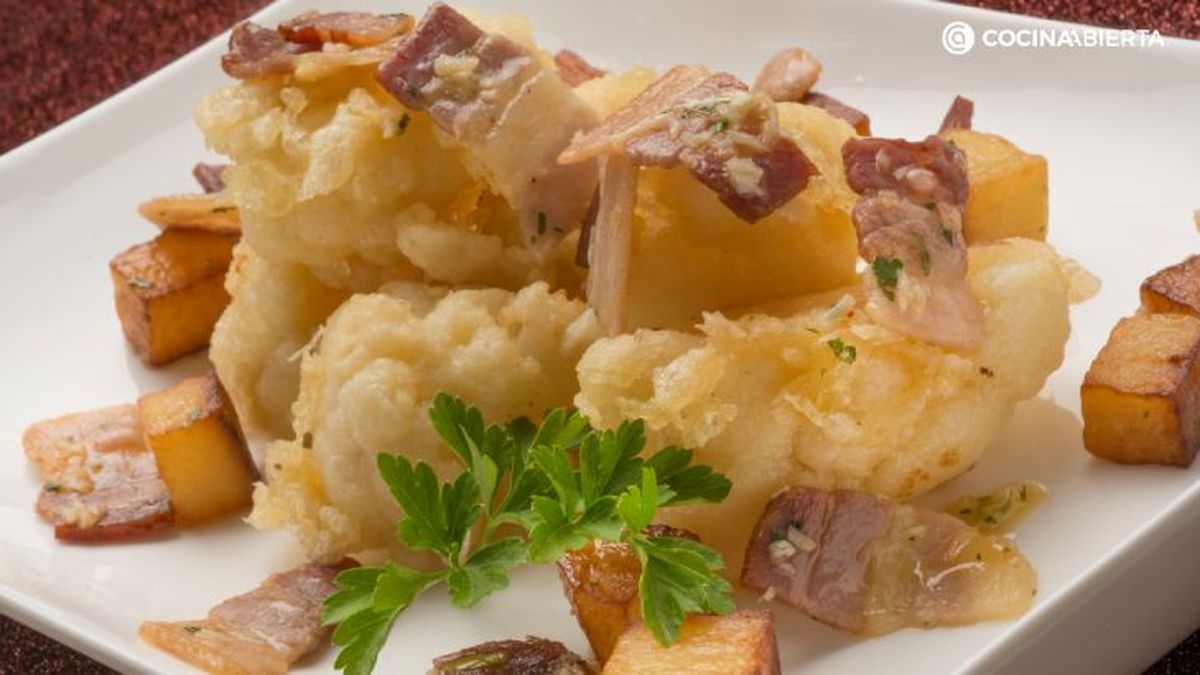 Coliflor con tocineta y patatas fritas