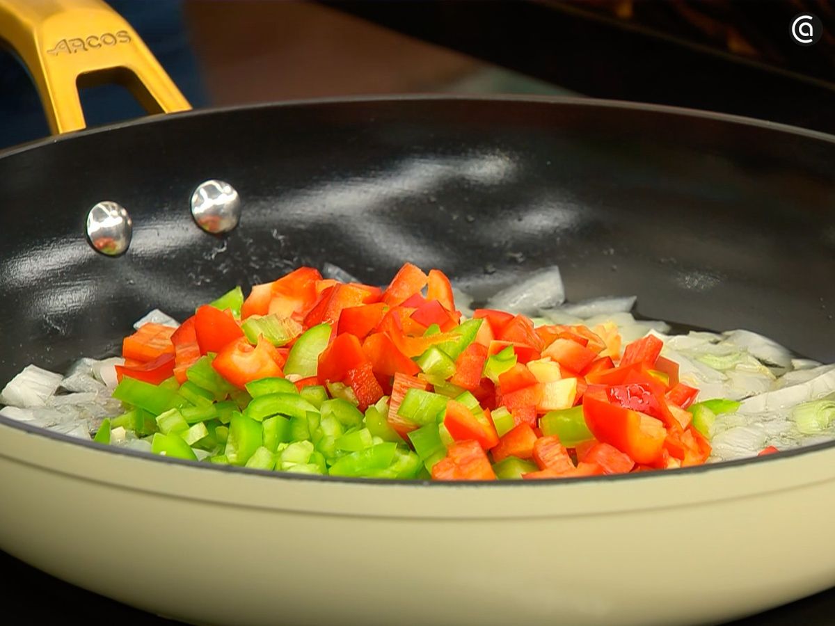 Pocha las verduras para preparar el pisto
