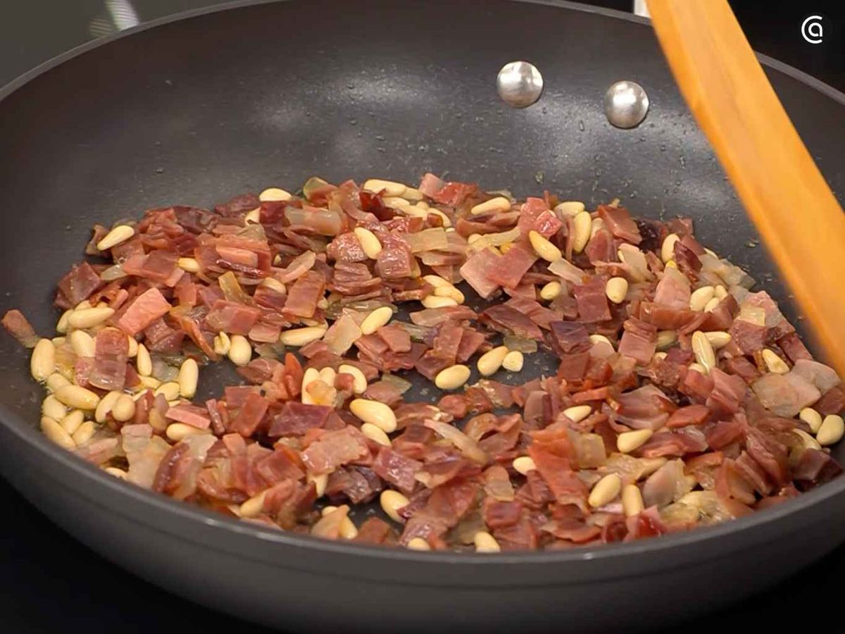 Cocina la panceta con el jamón y los piñones