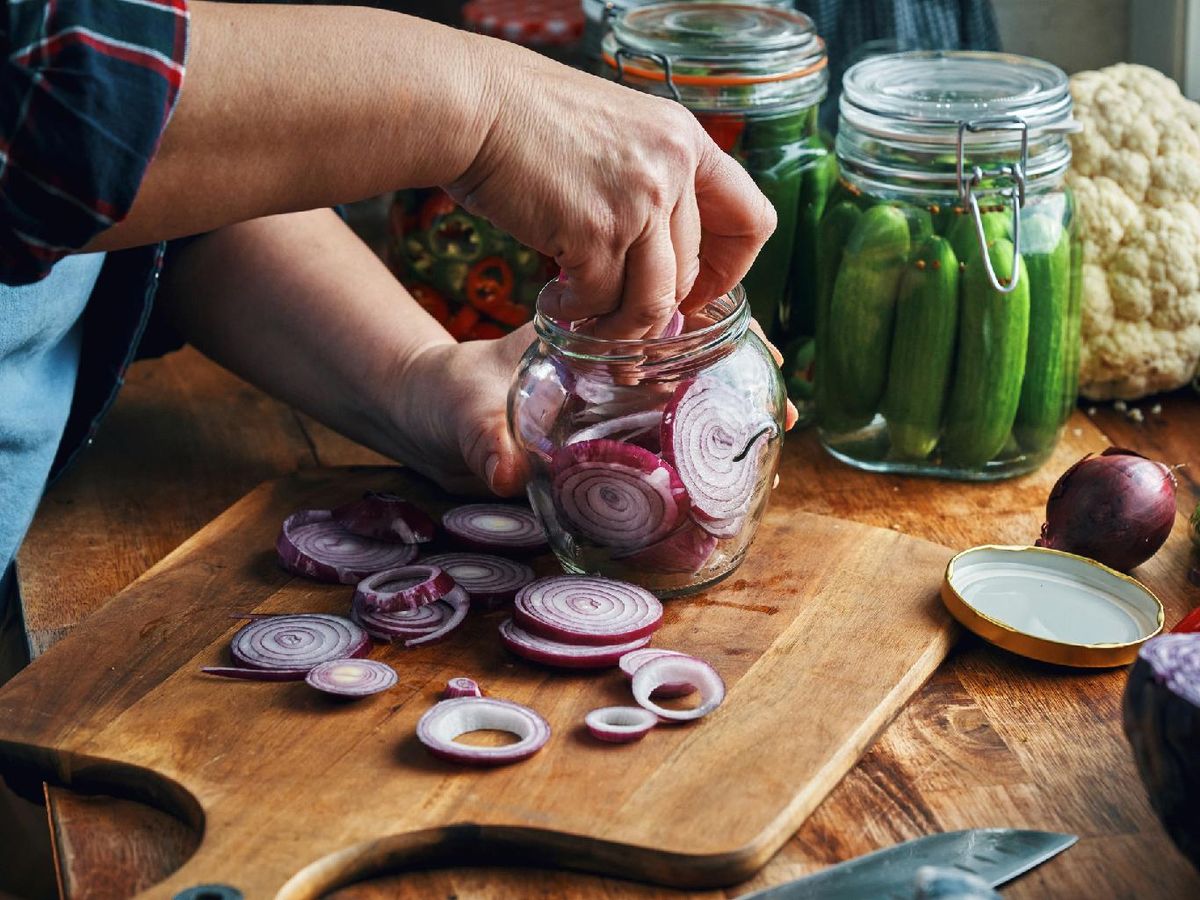 Consumir fermentados con microorganismos vivos incrementa la diversidad del microbioma y fortalece el intestino