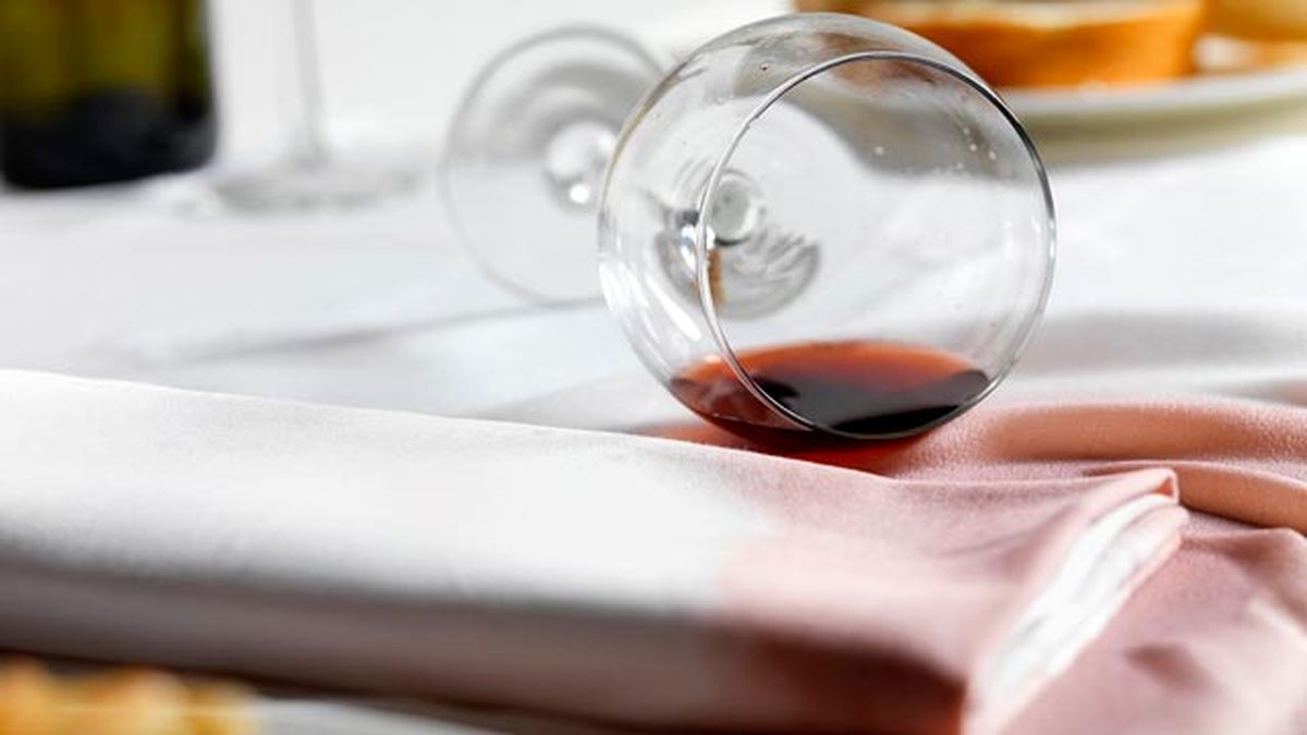 Cómo quitar vino del mantel blanco