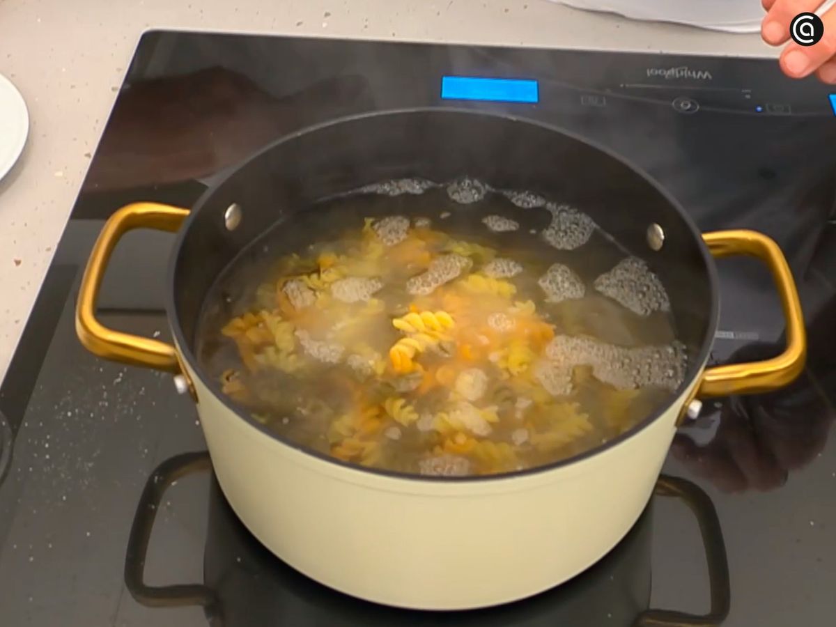 Cuece la pasta en una cazuela con agua hirviendo
