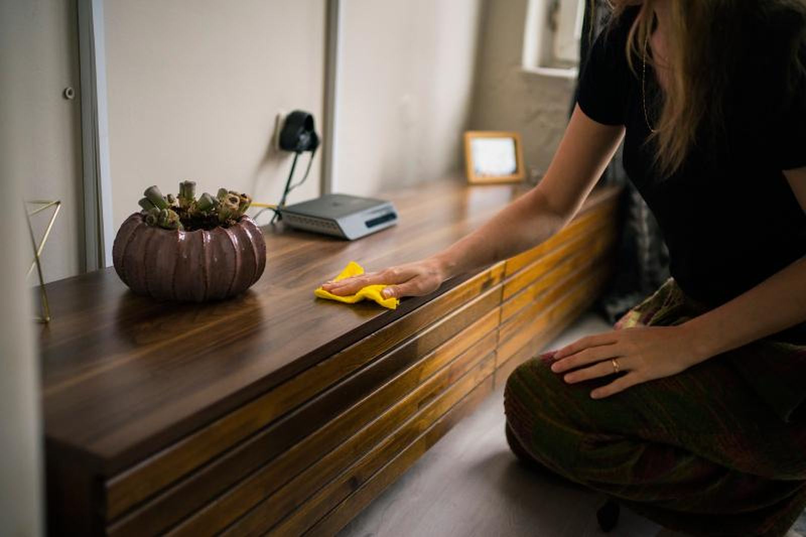 Pule tus muebles de madera con aceite de oliva o cera de abeja