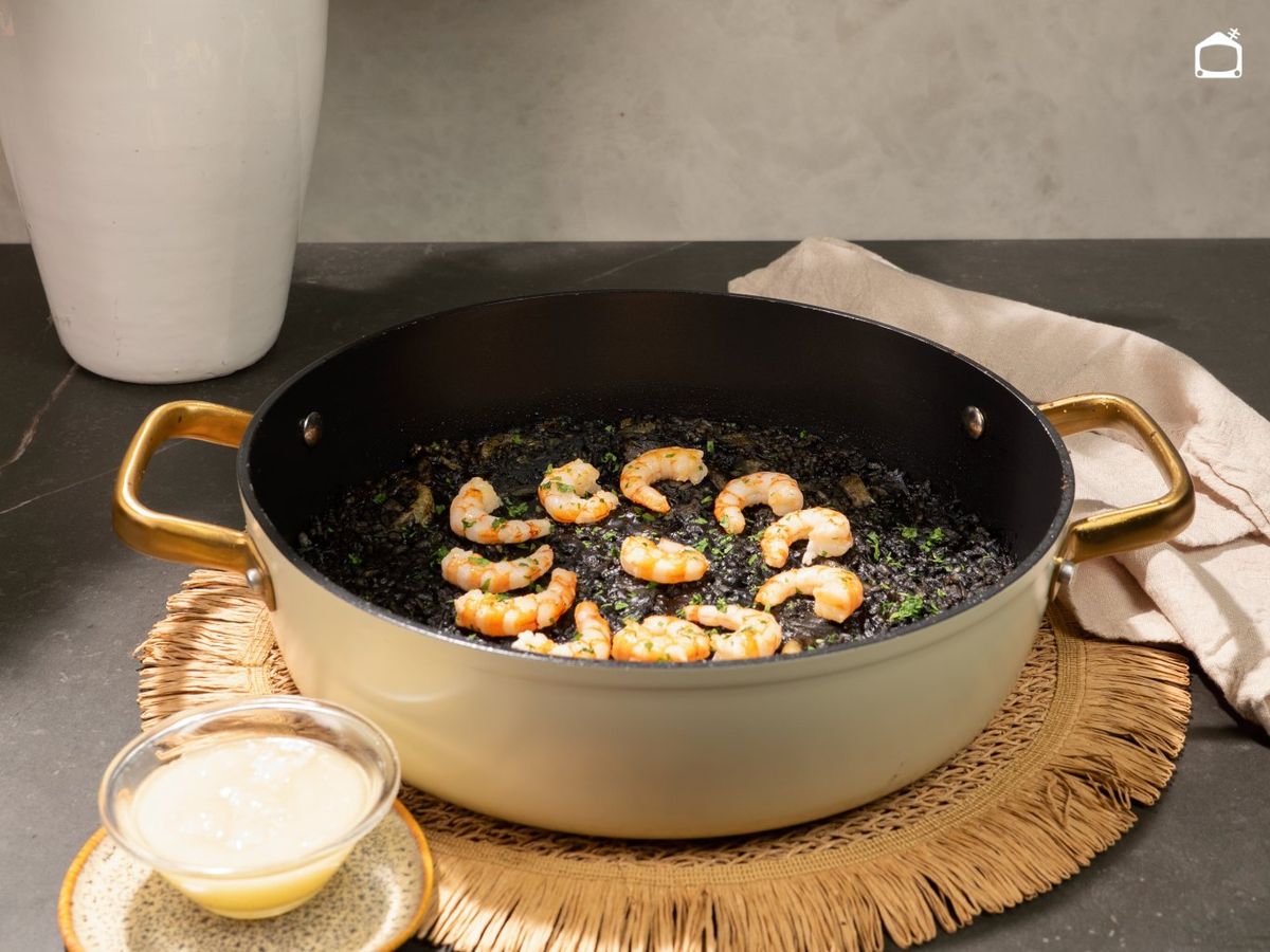 Acompaña el arroz negro con gambas con alioli