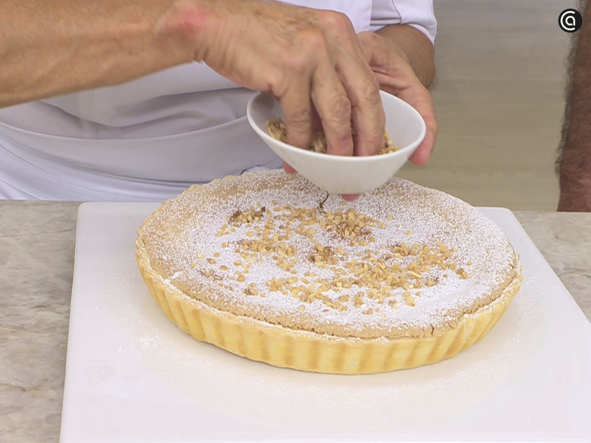 Decora con azúcar glas y almendra en grano tostada