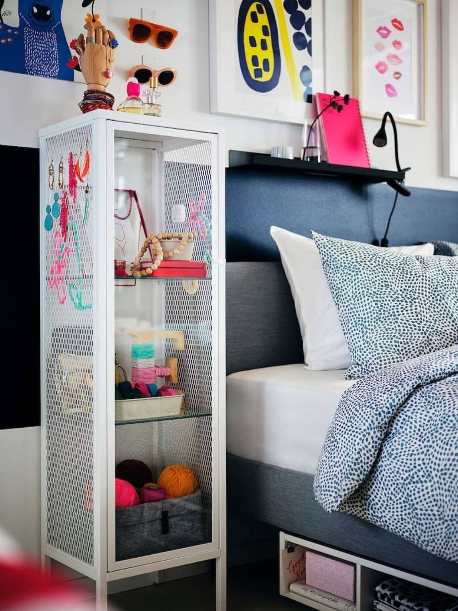 Dormitorio con vitrina pequeña BAGGEBO.