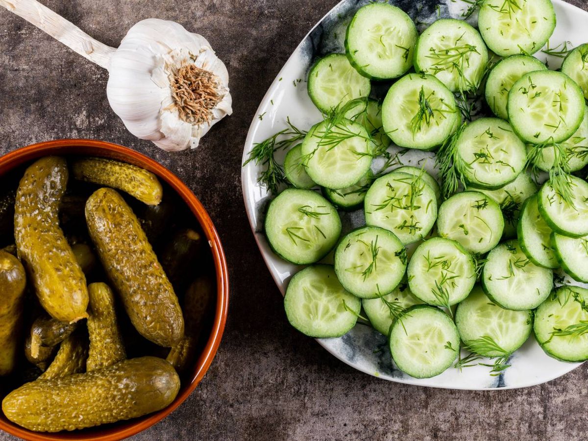 Pepinos frescos, ajo y pepinillos ya encurtidos listos para acompañar tus platos.