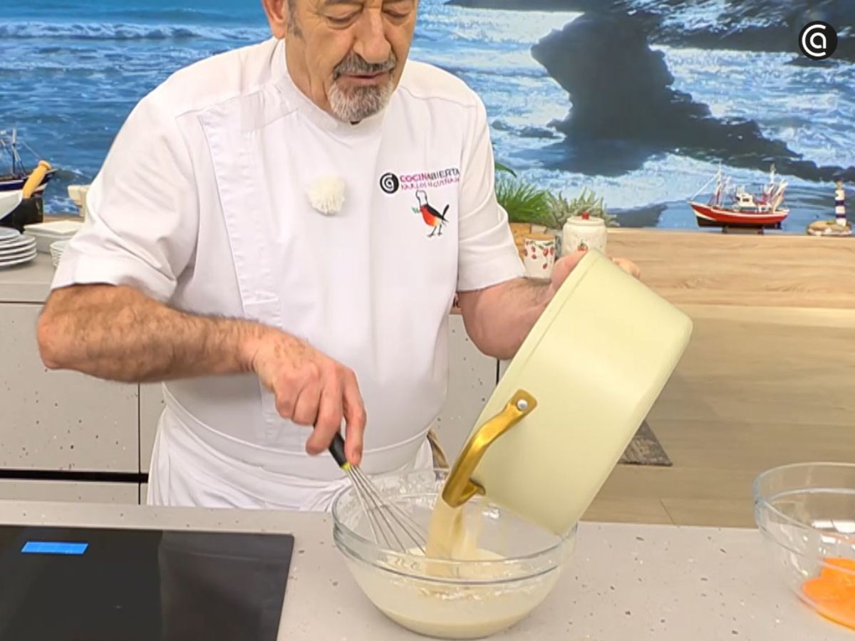 La horchata caliente se incorpora poco a poco a la mezcla, removiendo para que no cuaje.