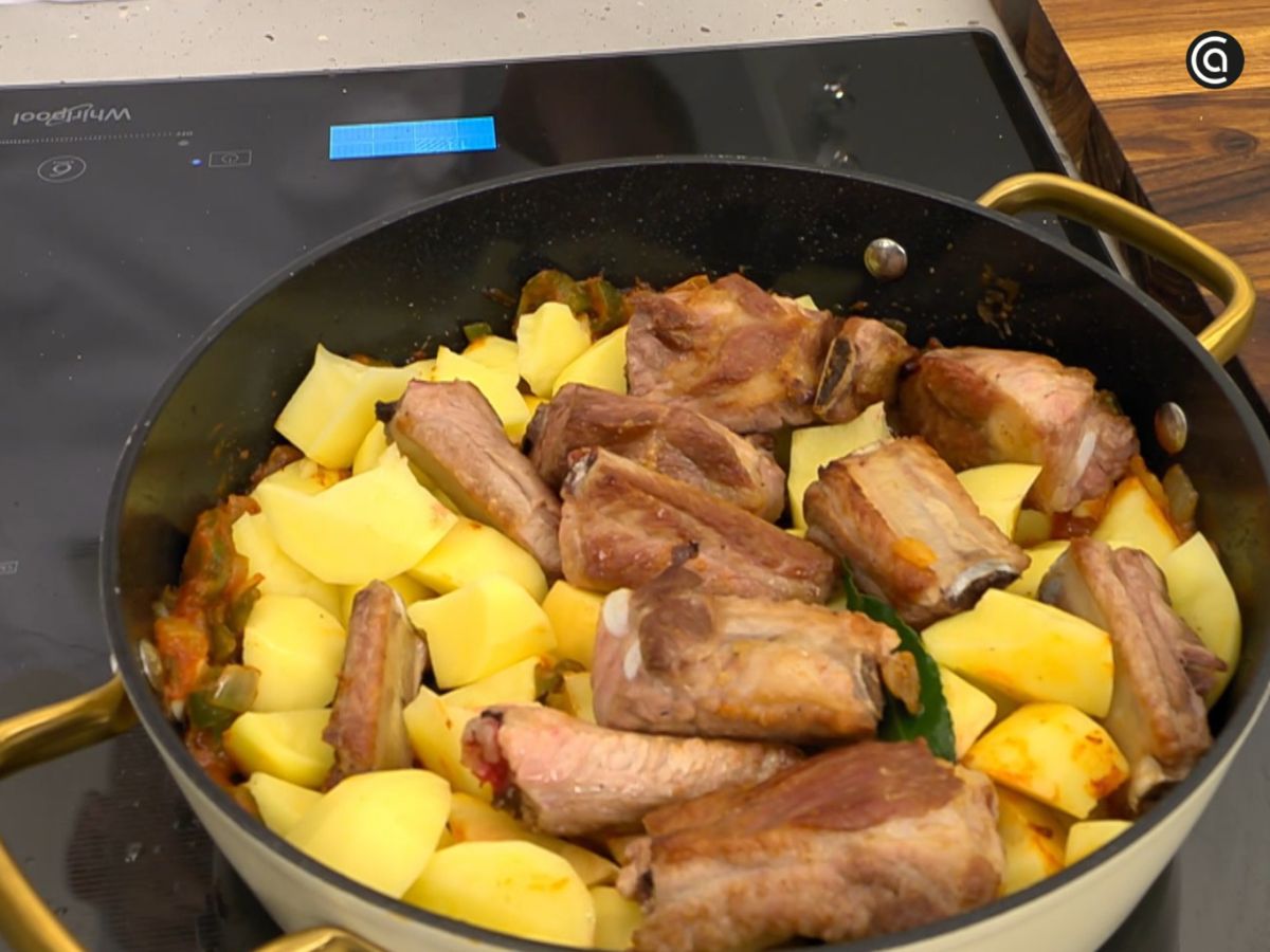 Las patatas chascadas se añaden al guiso junto con la costilla para ayudar a ligar el caldo.