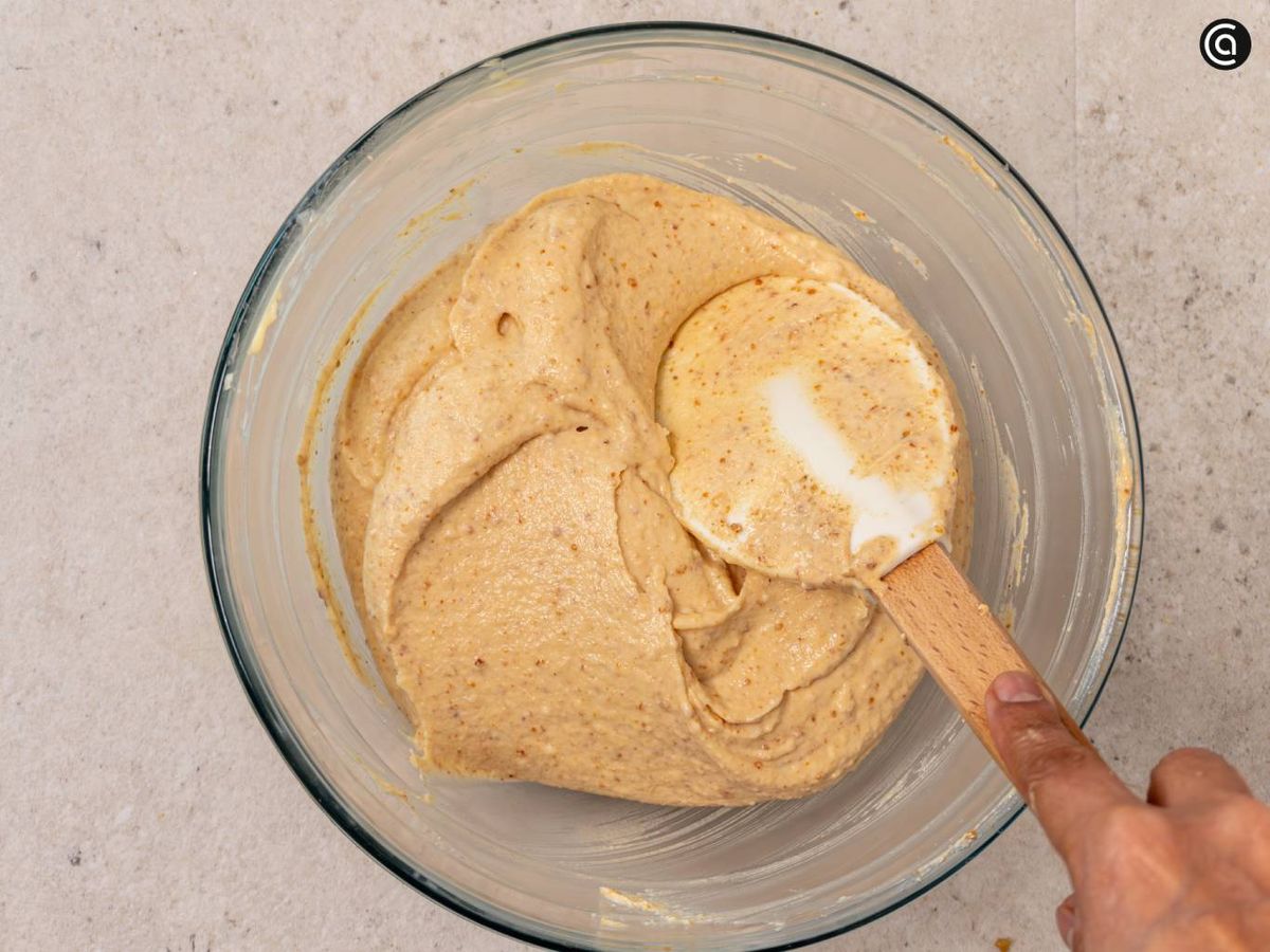 Mezcla la crema pastelera con las avellanas trituradas hasta obtener una crema uniforme