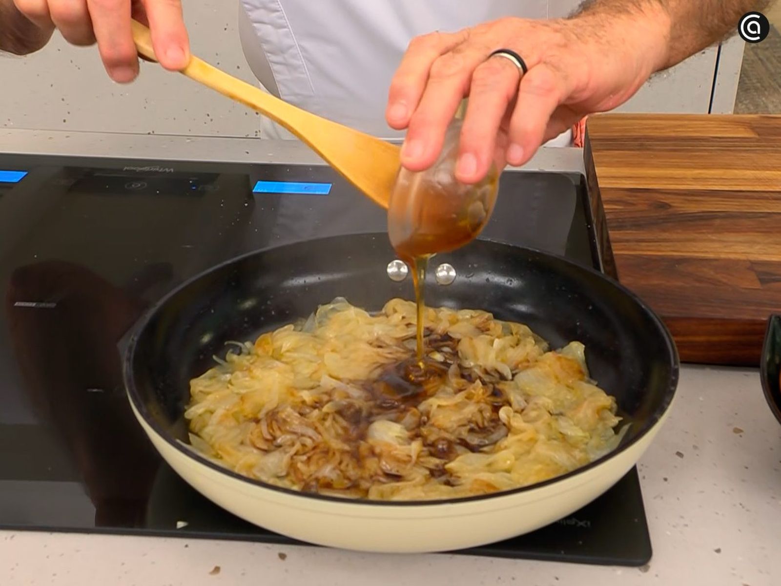 Cocina la cebolla lentamente con salsa de soja y miel hasta que se caramelice