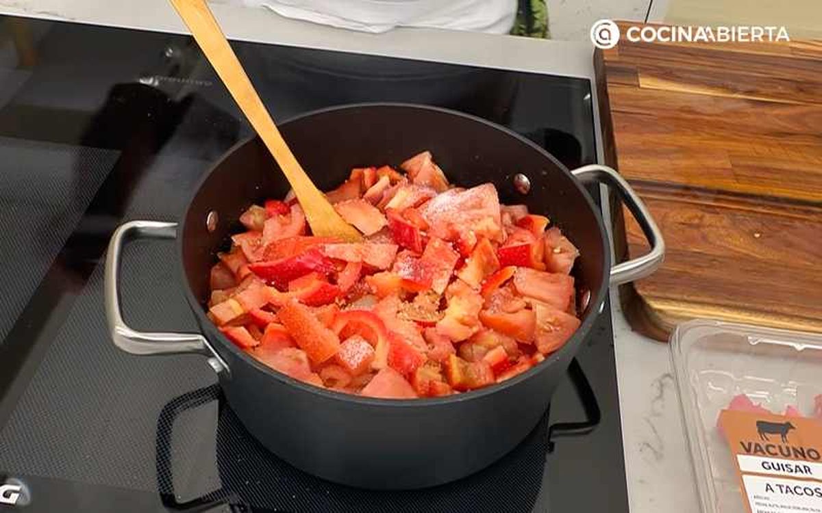 Prepara la salsa de tomate y pimiento para el estofado de carne