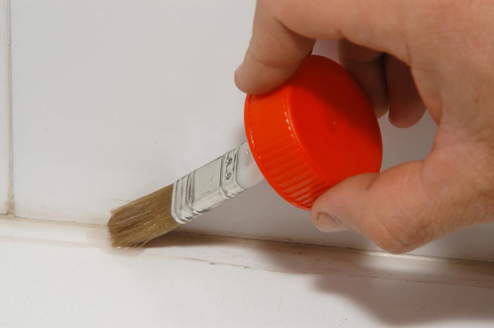 Eliminar y cambiar la silicona de una bañera paso 2 Eliminar y cambiar la silicona de una bañera paso 2
