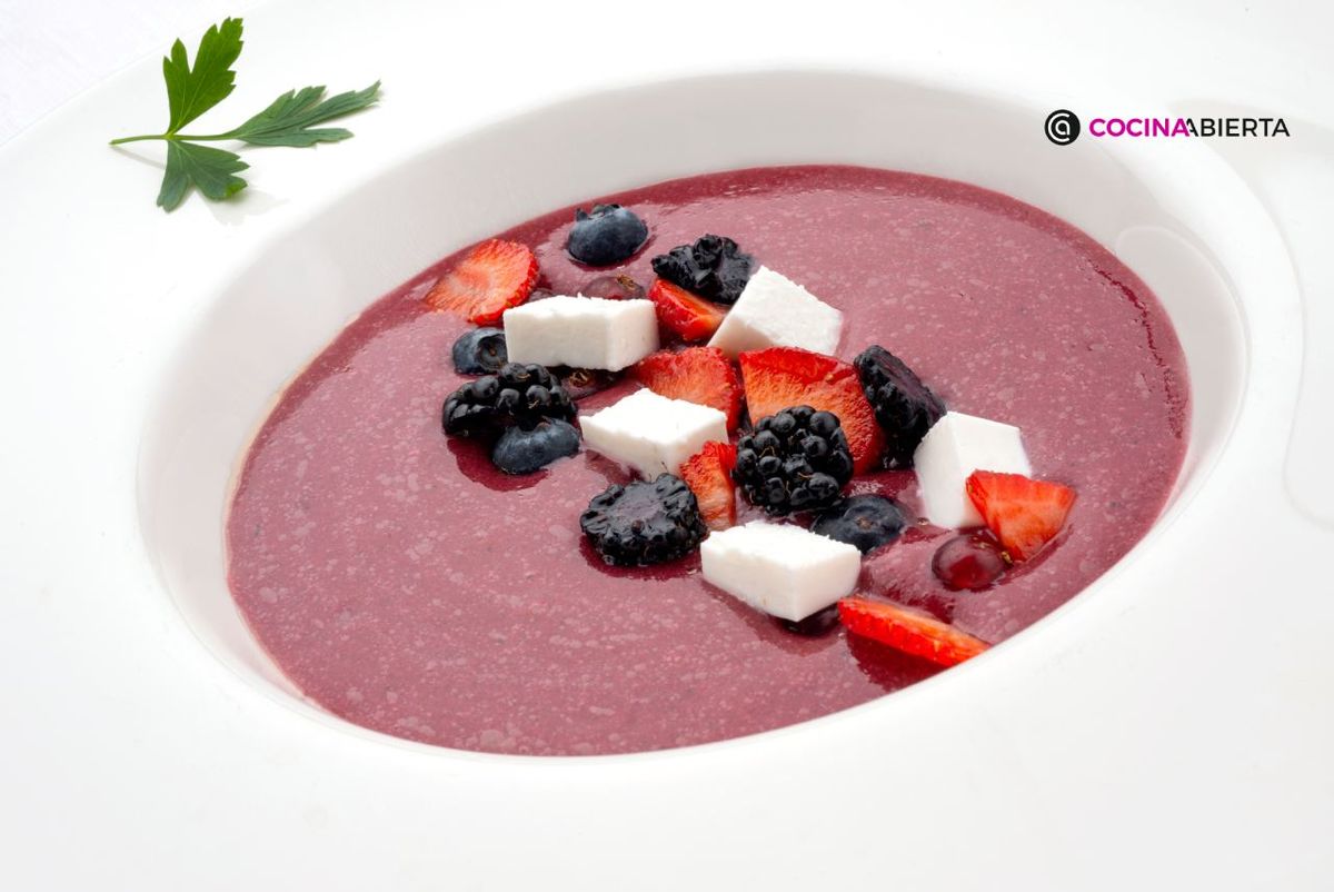 Una receta saludable y colorida con cerezas, fresas, grosellas, arándanos y moras