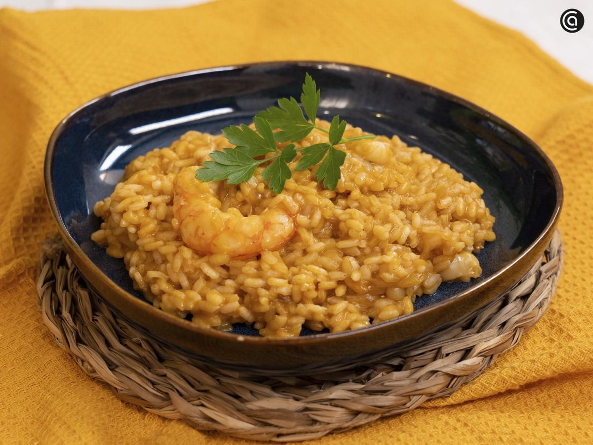 Sirve el arroz meloso de marisco