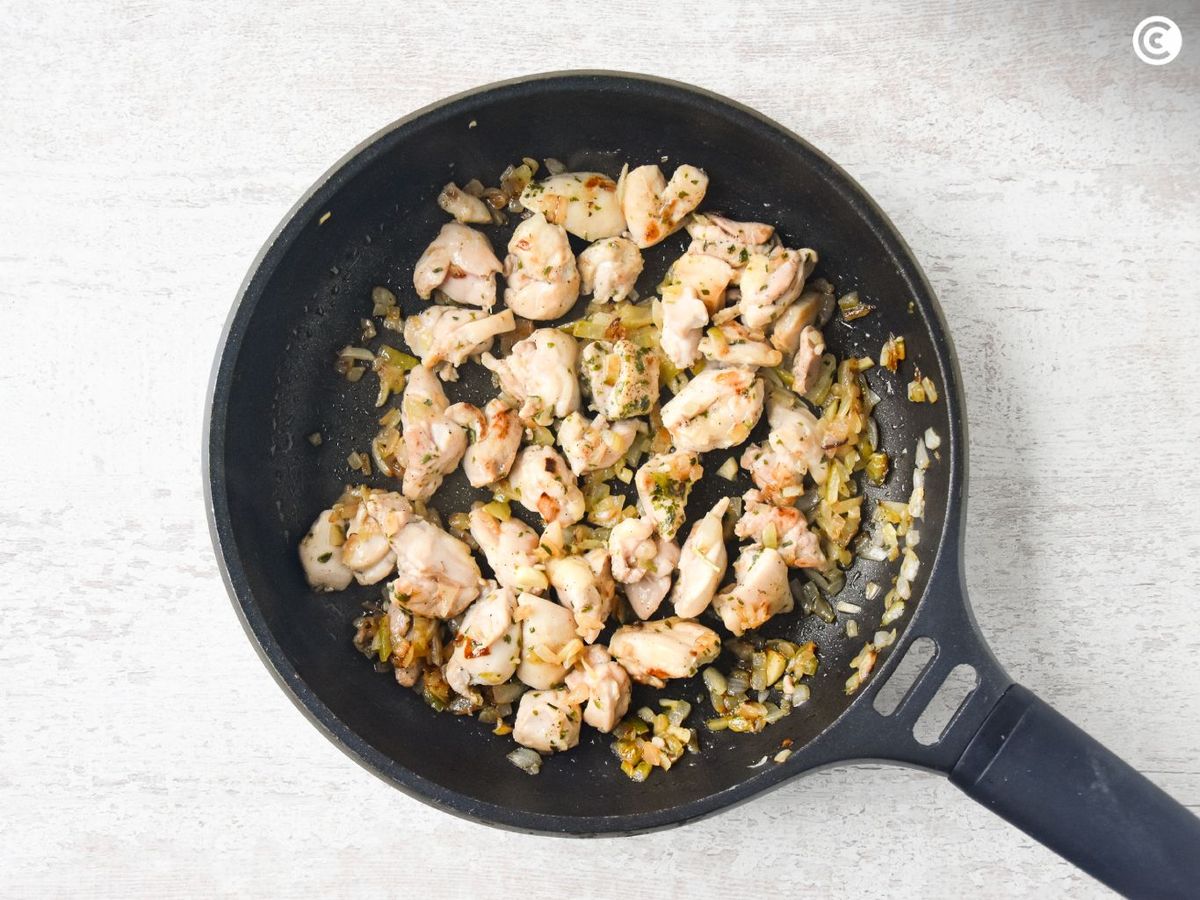 Freír el pollo con especias para los espaguetis