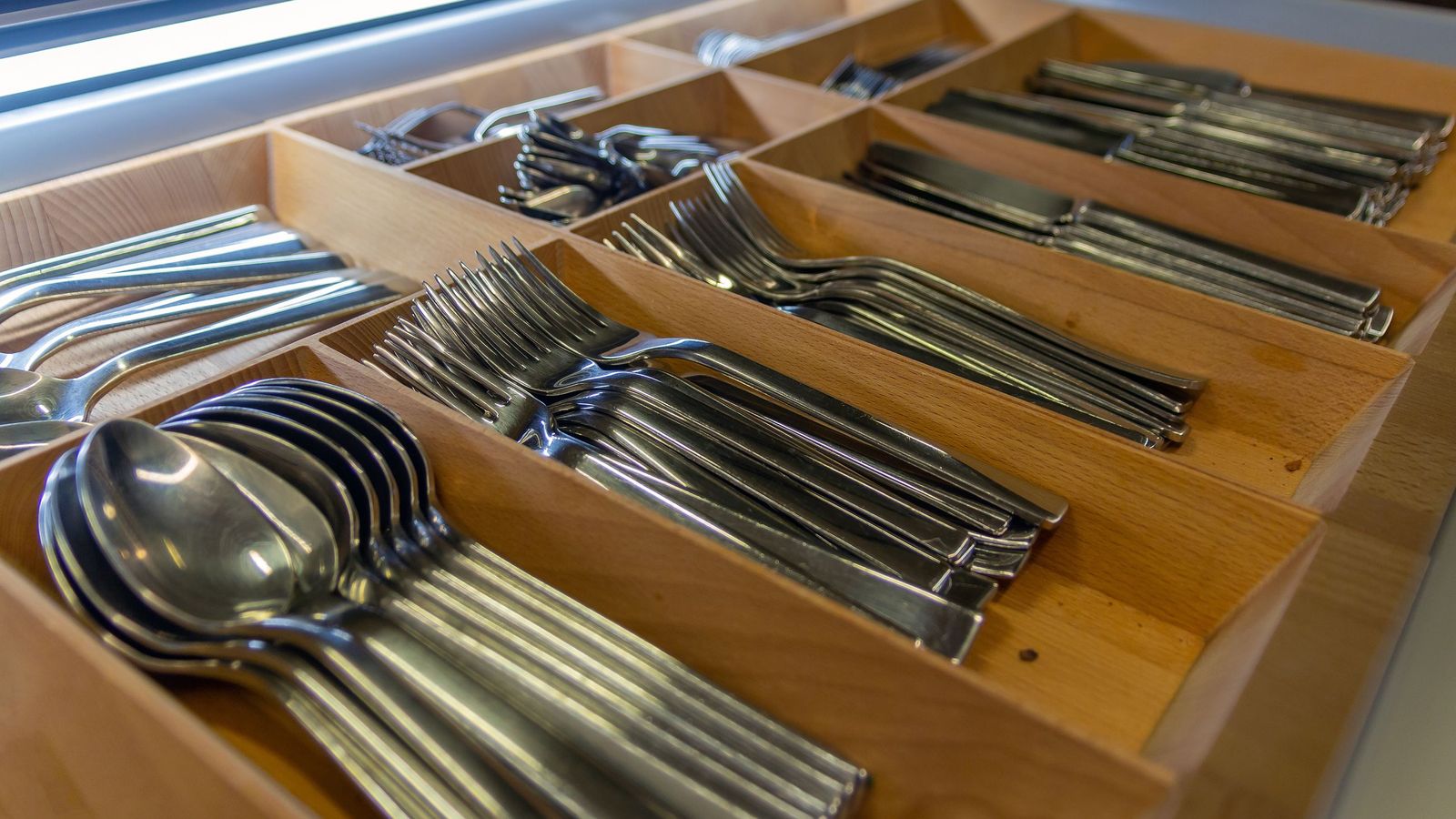 Los organizadores de cubiertos son muy útiles para ordenar estos utensilios Los organizadores de cubiertos son muy útiles para ordenar estos utensilios