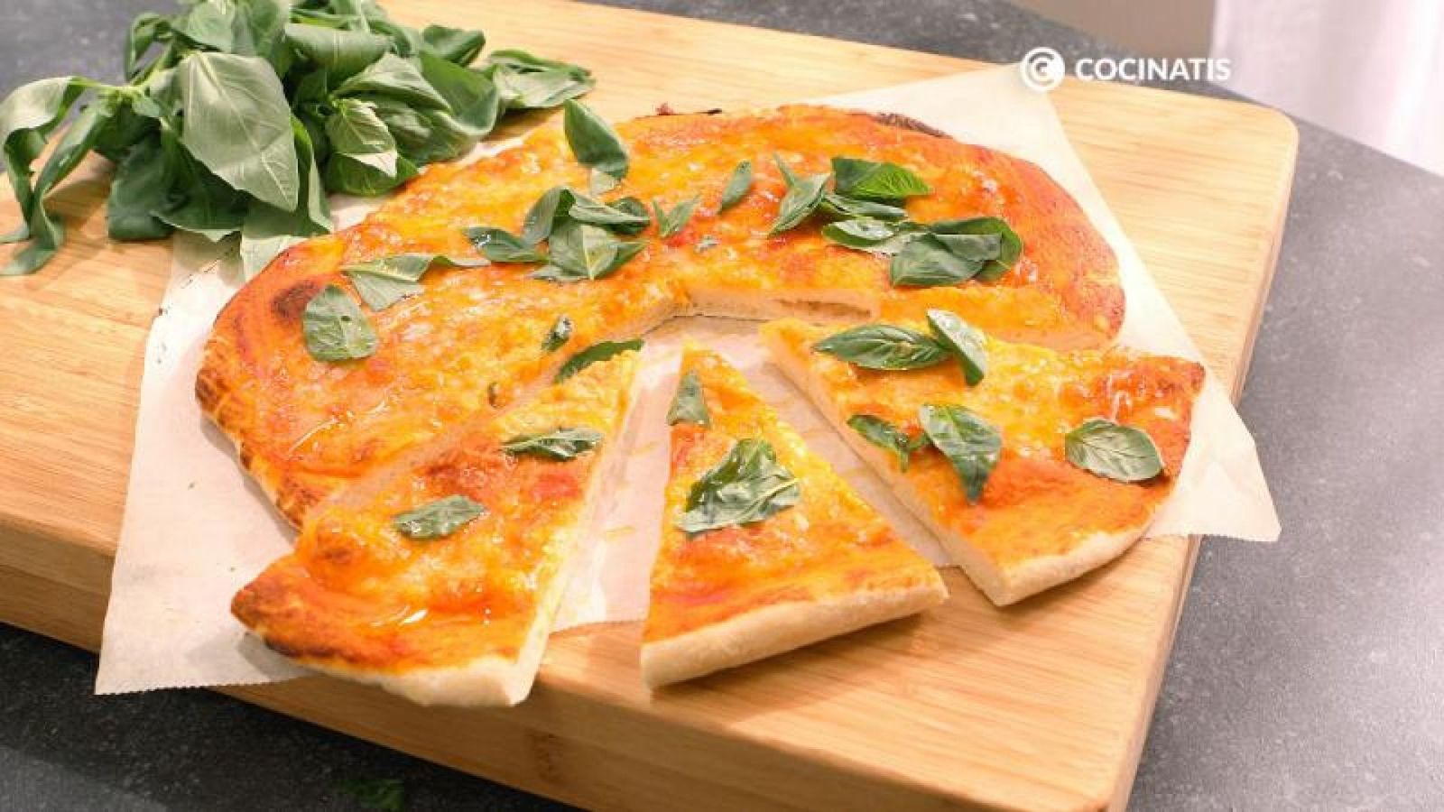 Sirve y disfruta de tu pizza margarita casera Sirve y disfruta de tu pizza margarita casera