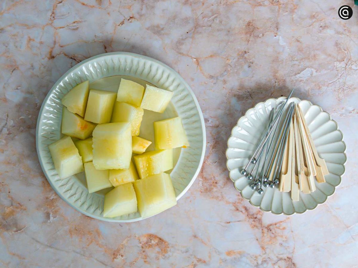 Limpia y corta el melón