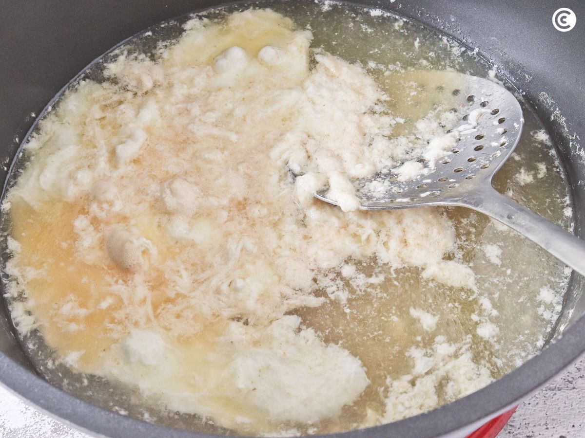 Retirar las clarar de huevo del consomé