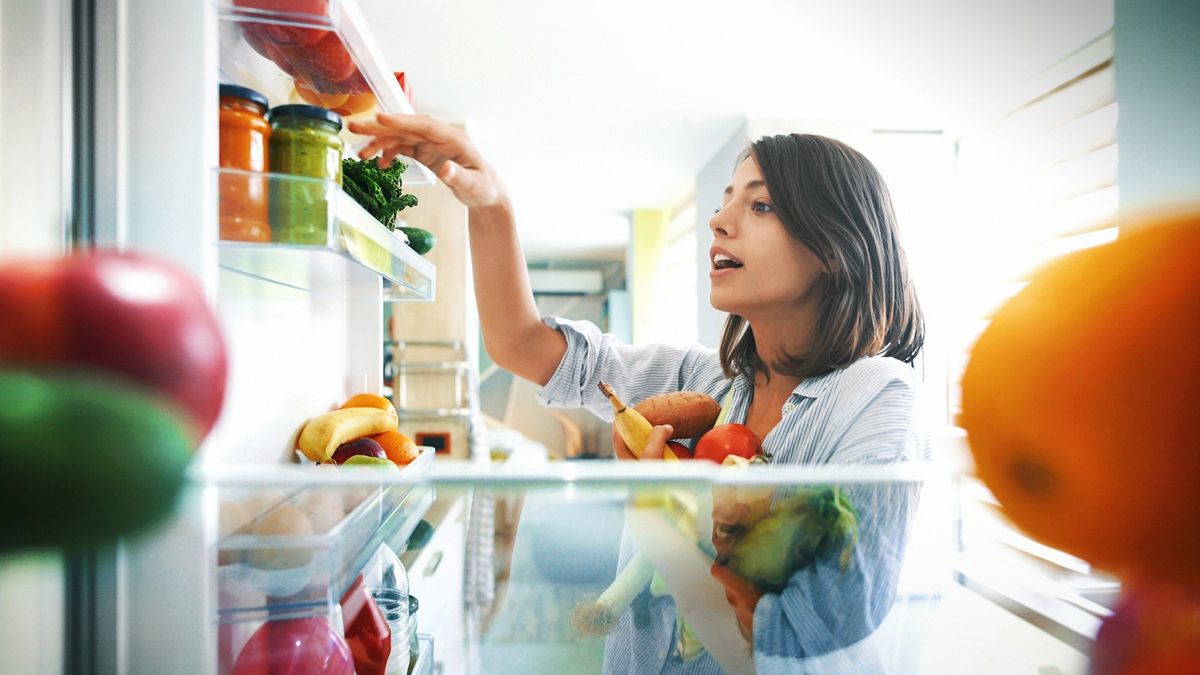 Organizar bien la nevera es fundamental para conservar mejor la comida