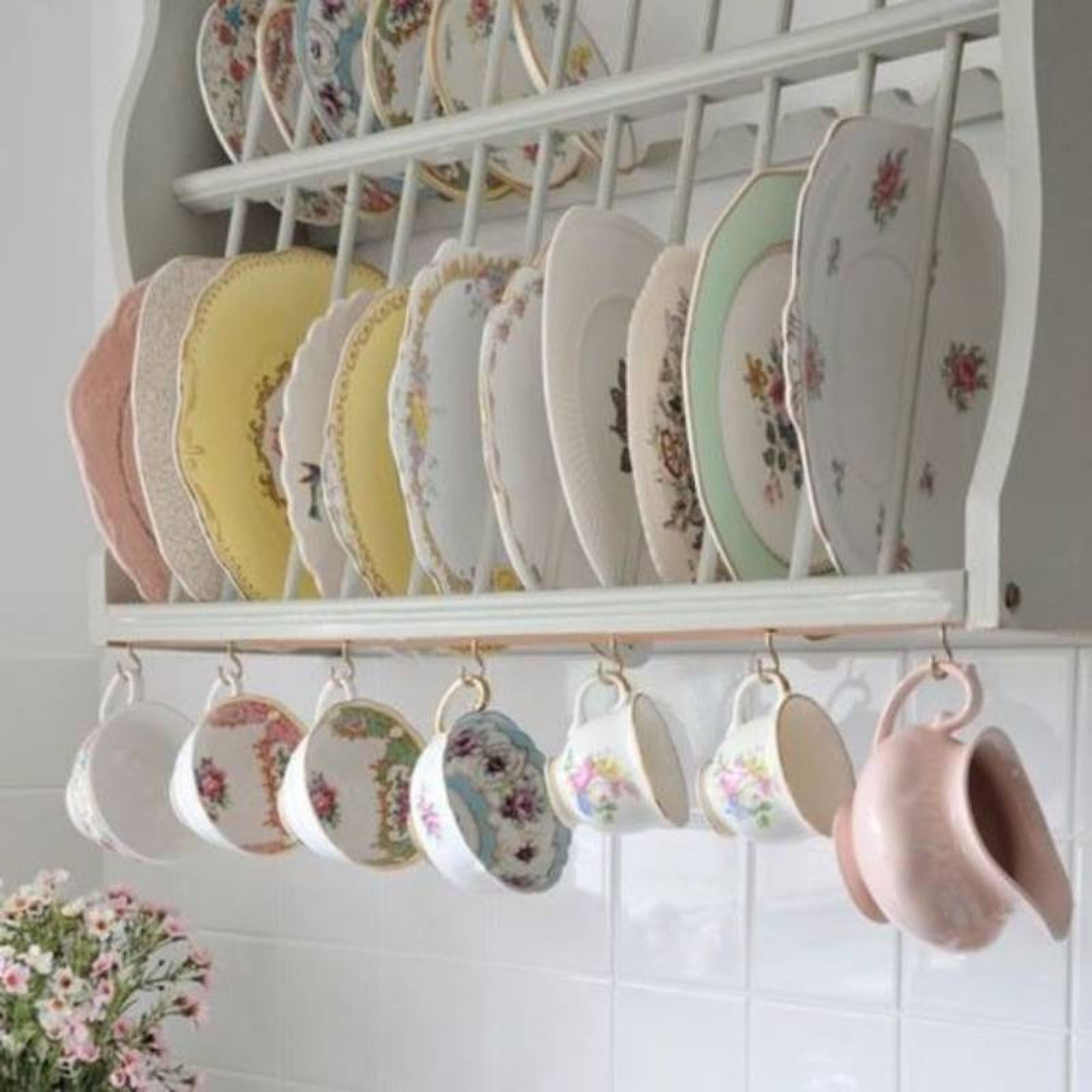 Estantería abierta con vajilla en colores claros de una cocina de estilo provenzal. Estantería abierta con vajilla en colores claros de una cocina de estilo provenzal.