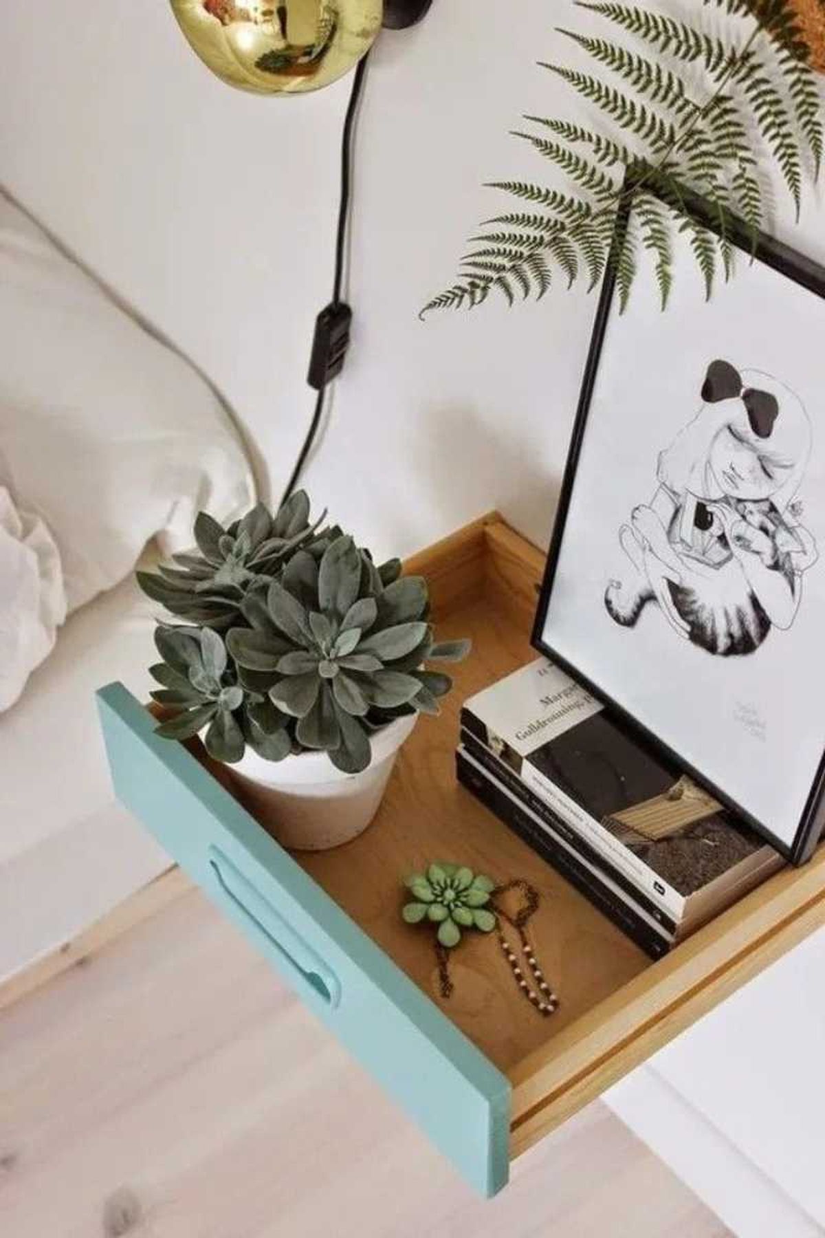 Mesilla de noche con un cajón.