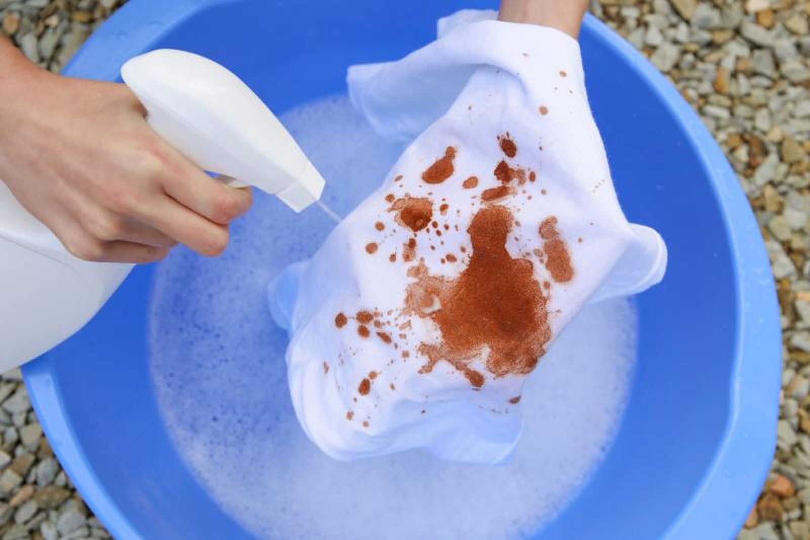 El agua oxigenada elimina manchas secas de café de la ropa blanca
