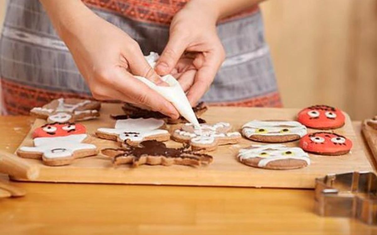 Puedes decorar las galletas con colorantes alimentarios para hacer más detalles de miedo