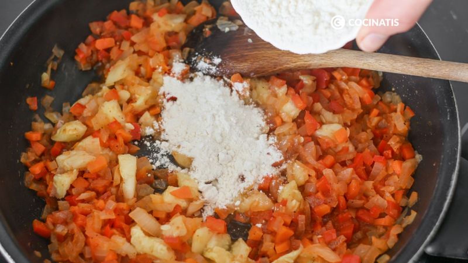 Agregamos harina al sofrito de verduras Agregamos harina al sofrito de verduras
