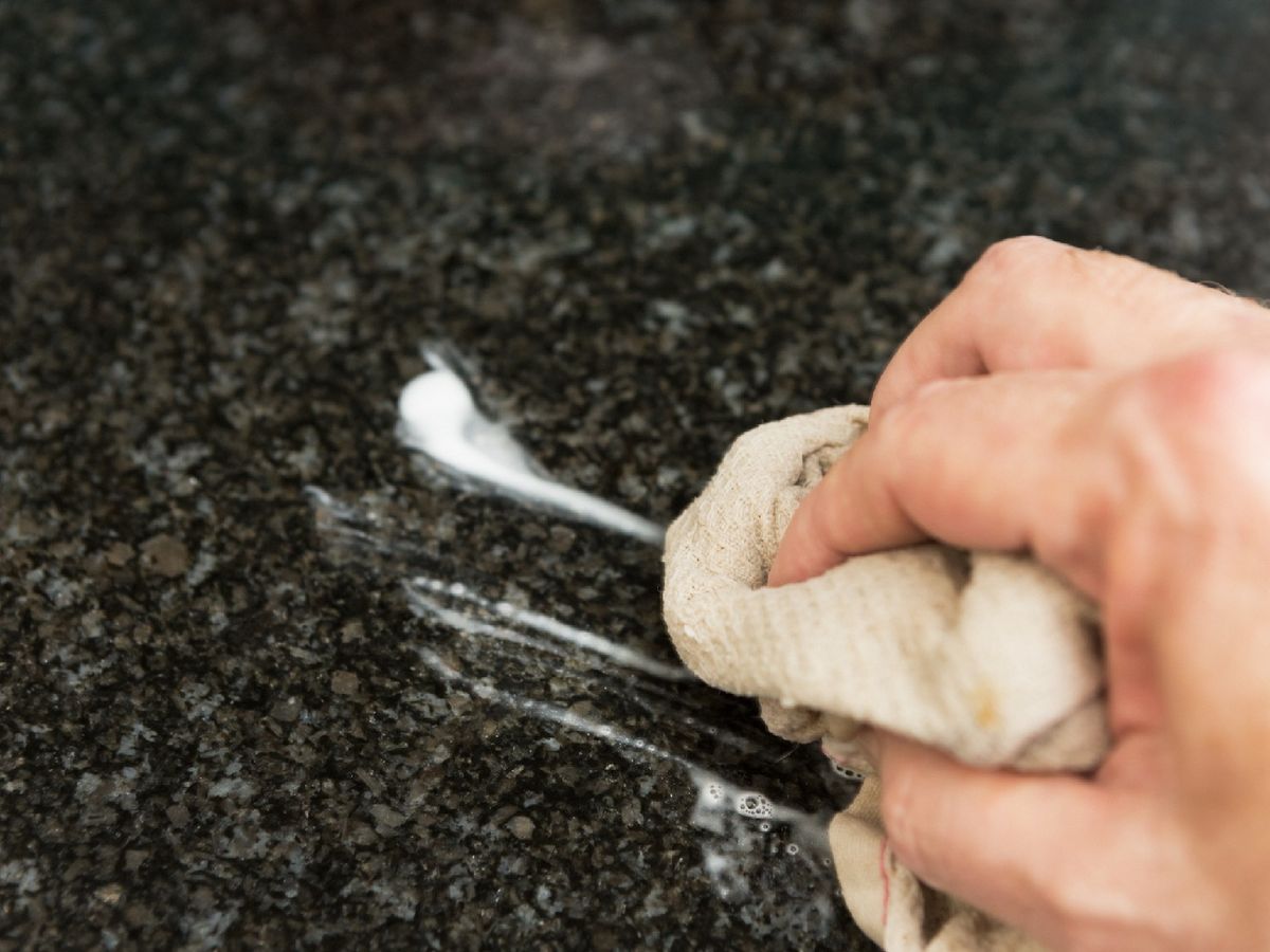 Mezcla bicarbonato con agua hasta obtener una textura cremosa