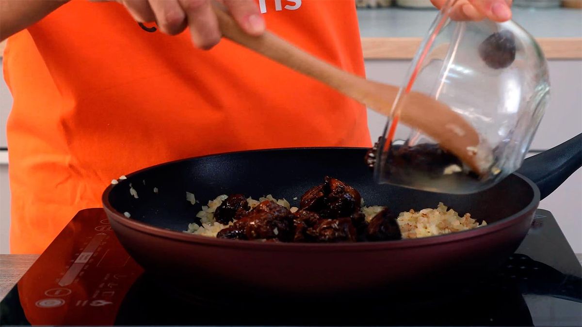 Receta de tosta o canapé de anchoas ahumadas con crema de queso con hierbas aromáticas y salsa de higos  paso 2