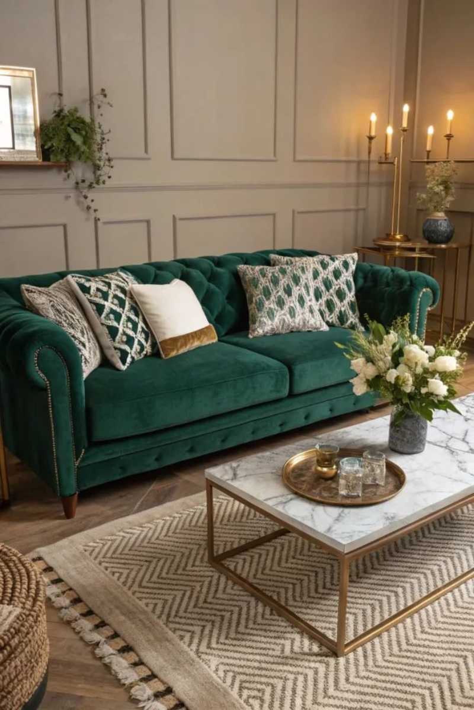 Salón elegante retro glam con sofá verde esmeralda. Salón elegante retro glam con sofá verde esmeralda.