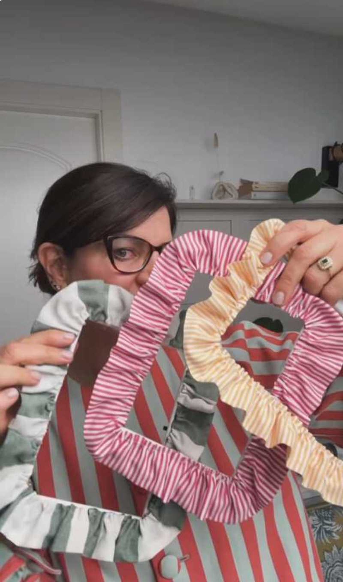 La influencer Gloria de Mimodemami con tres marcos de fotos con volantes de tela de diferentes colores.