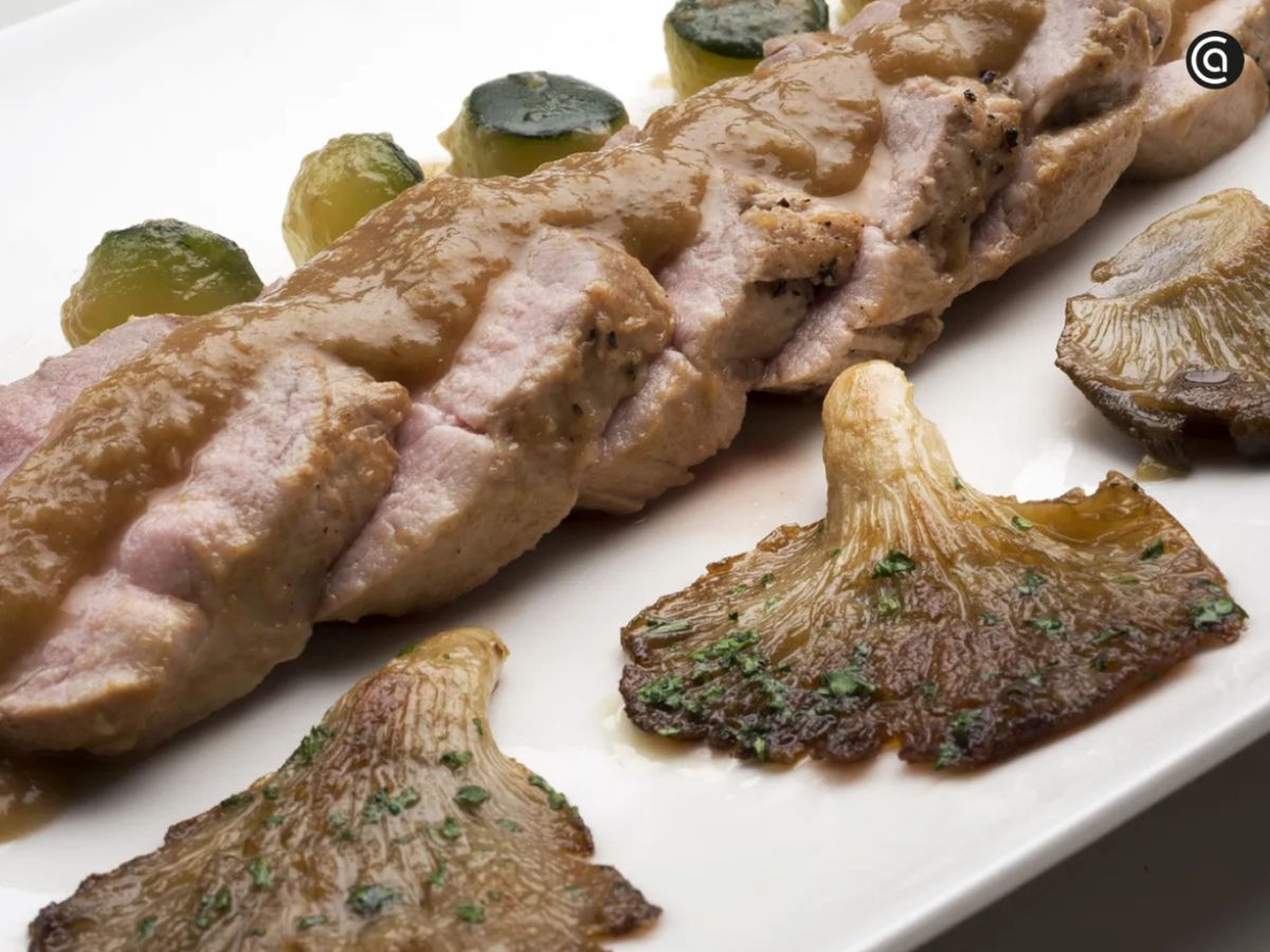 El clásico solomillo de cerdo con salsa de setas, un maridaje otoñal que combina jugosidad y sabor terroso.