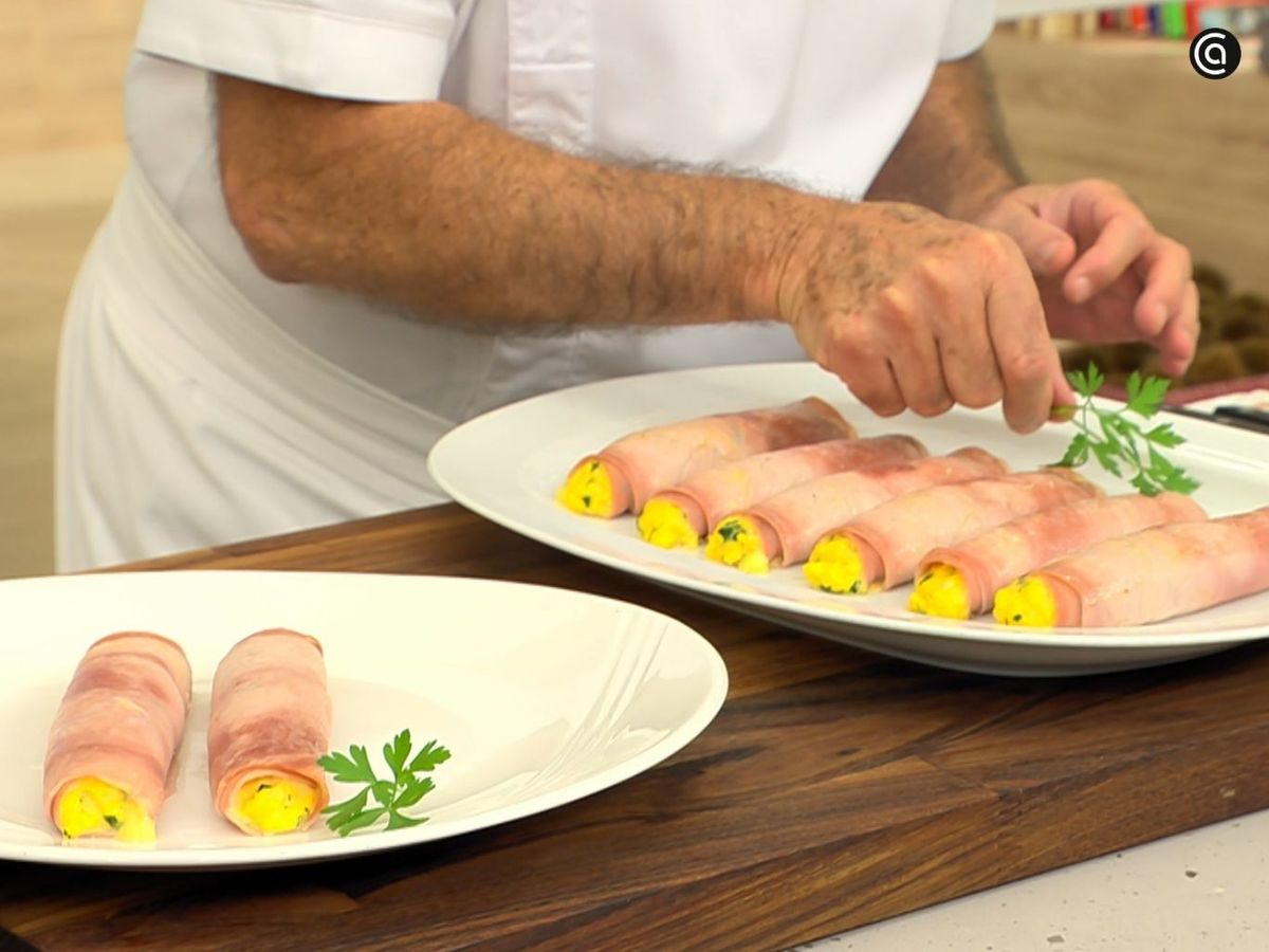 Sirve los rollitos de jamón rellenos de huevo, espinacas y queso
