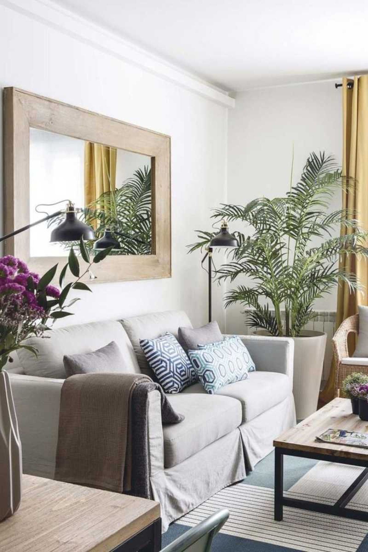 Salón con espejo encima del sofá