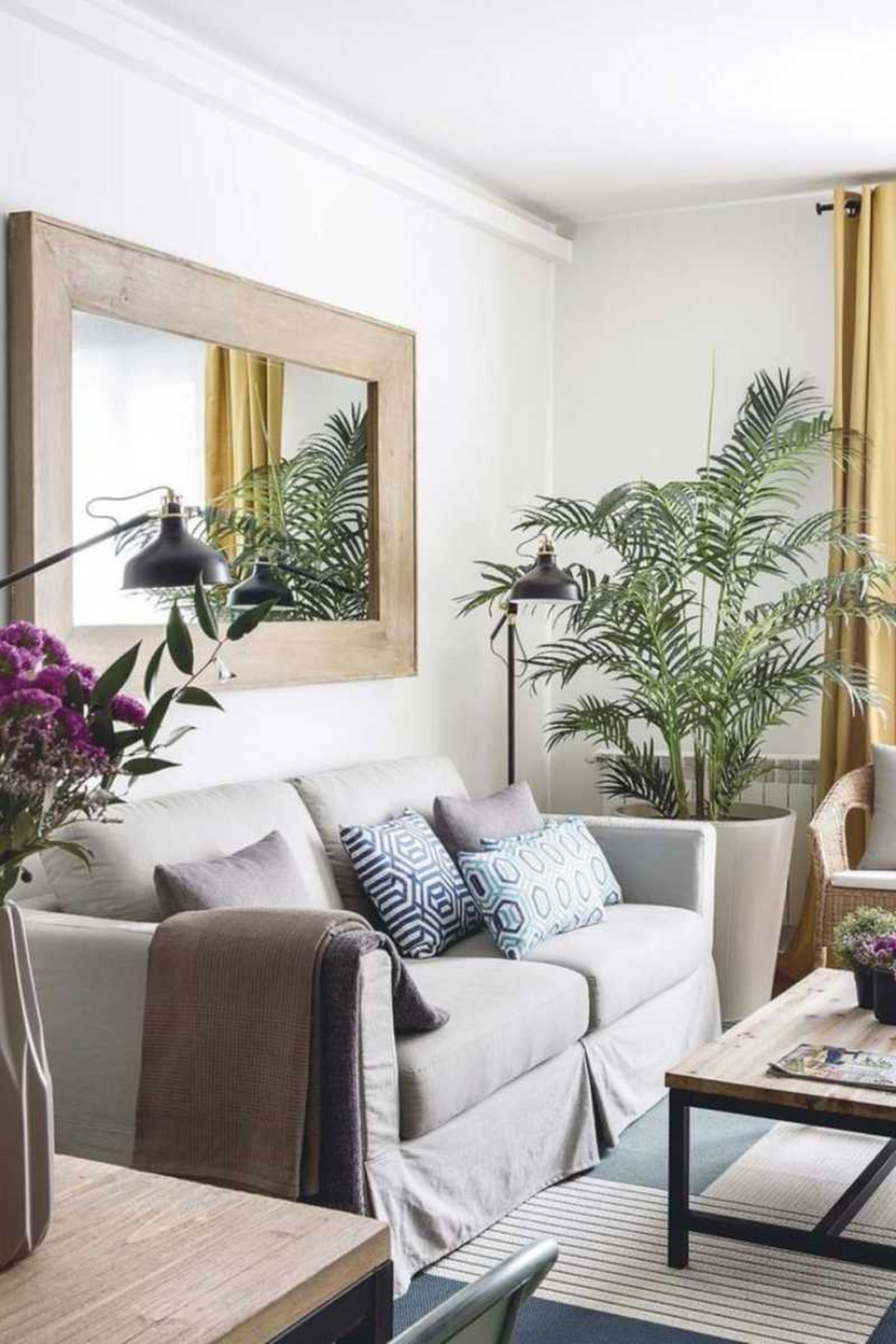 Salón con espejo encima del sofá