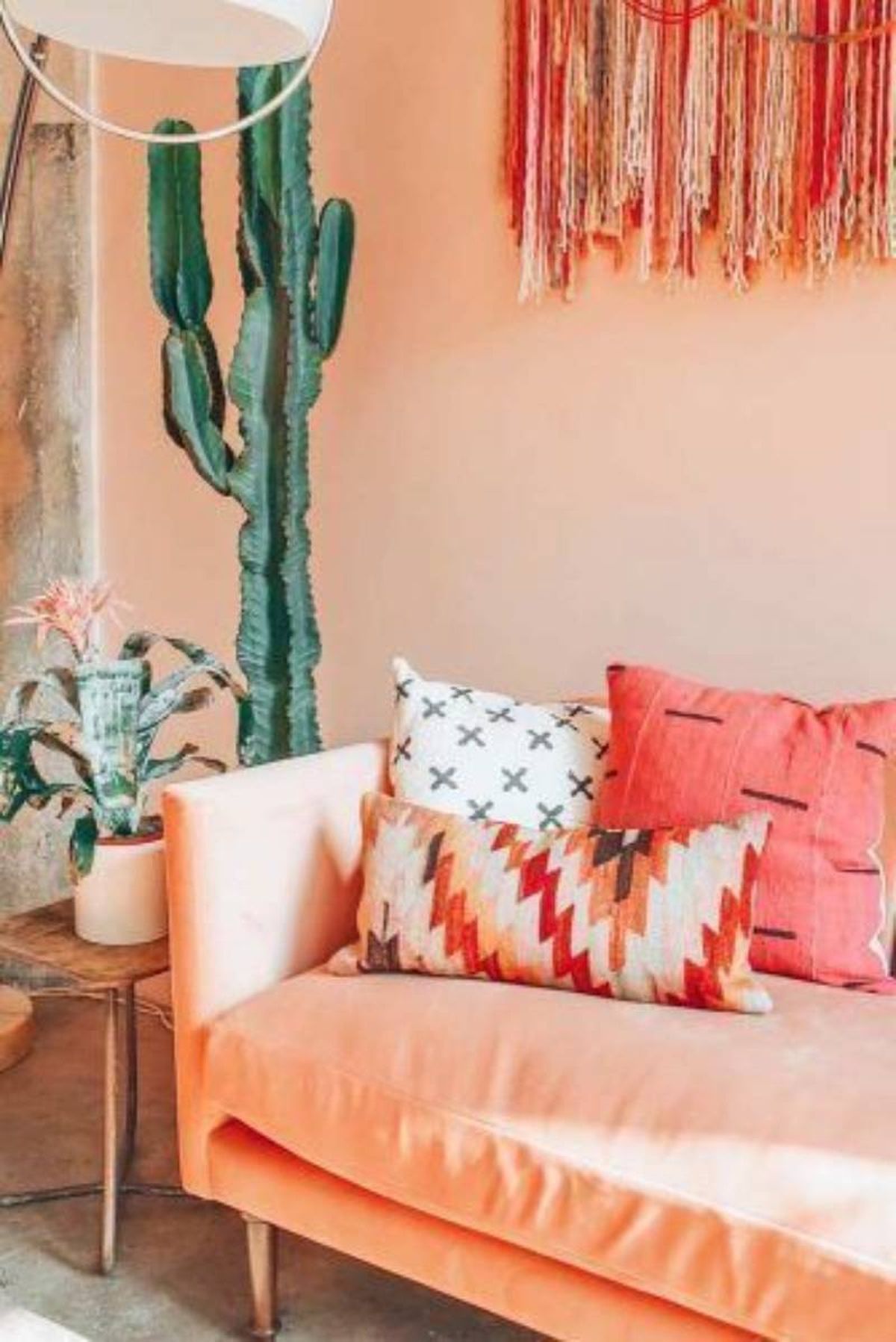 Salón naranja brillante.