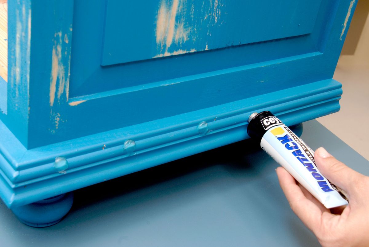 Aparador azul de aspecto envejecido paso 4