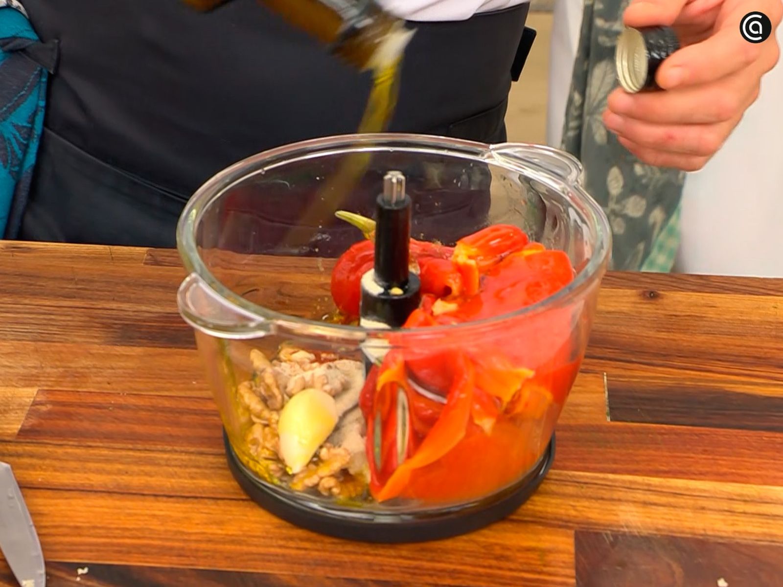 Prepara la muhammara triturando todos los ingredientes Prepara la muhammara triturando todos los ingredientes