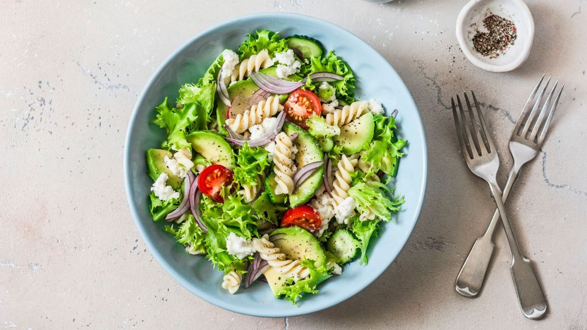 Ensalada de pasta aguacate y queso fresco
