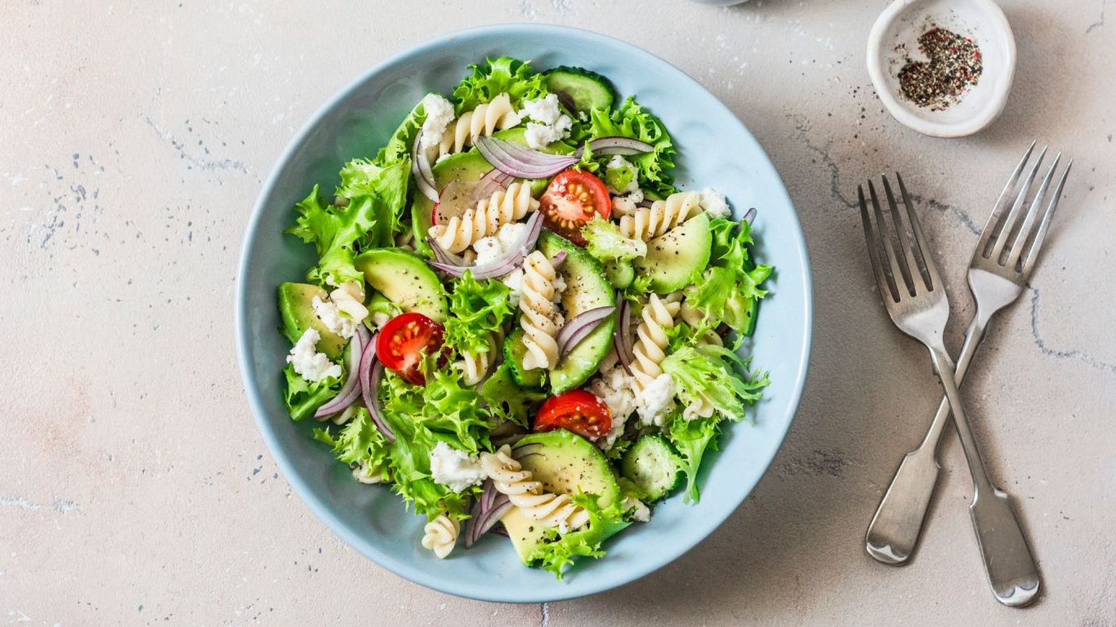 Ensalada de pasta aguacate y queso fresco