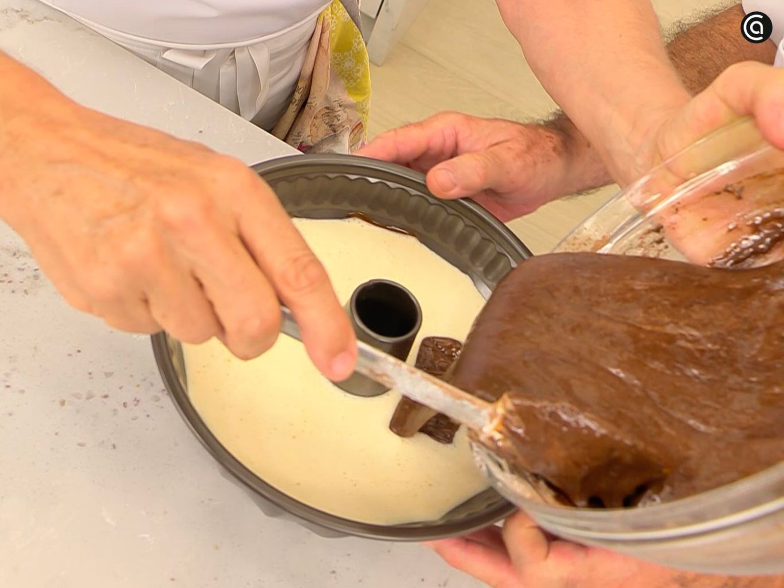 Vierte la crema del flan y luego la del brownie Vierte la crema del flan y luego la del brownie