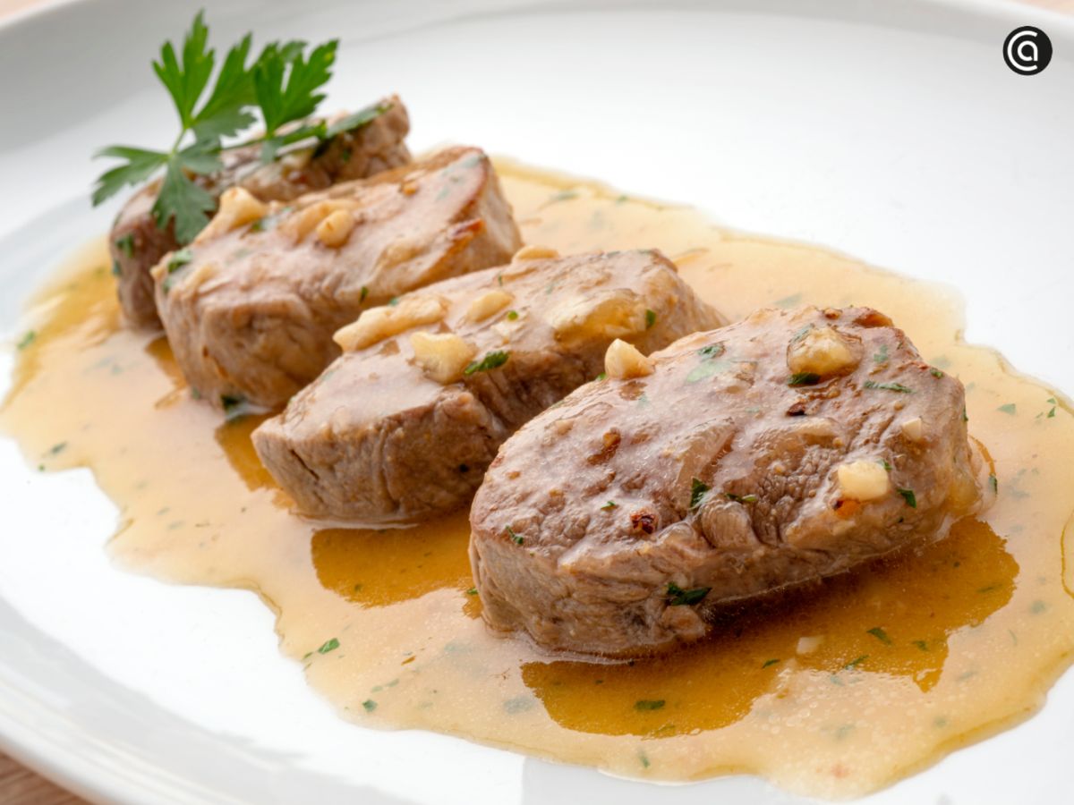 El icónico solomillo de cerdo al whisky, receta sevillana que triunfa por su salsa brillante y sabrosa.