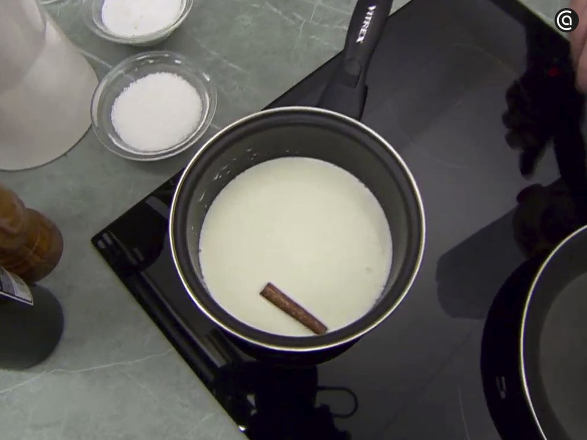 Infusiona la leche con la canela